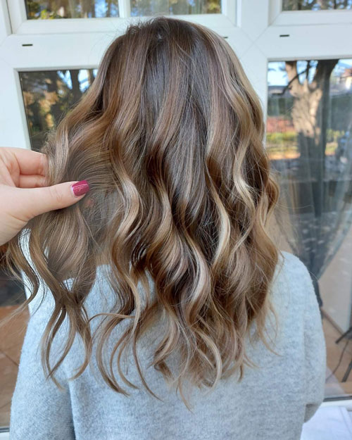 schilling heni hair by heni fodrász női hajvágás tőfestés hajfestés melírozás balayage olaplex dús hosszú