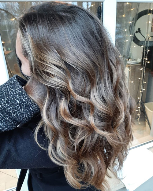 schilling heni hair by heni fodrász női hajvágás tőfestés hajfestés melírozás balayage olaplex dús hosszú